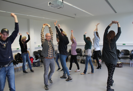 Seminarteilnehmer machen Uebungen im gehen